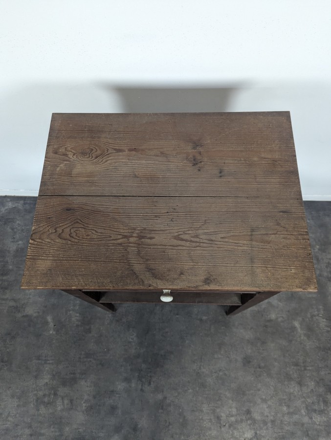 Table de chevet à tiroir et tablette en bois teinté