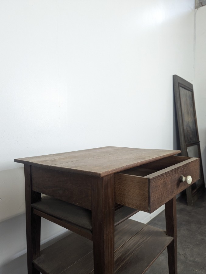 Table de chevet à tiroir et tablette en bois teinté