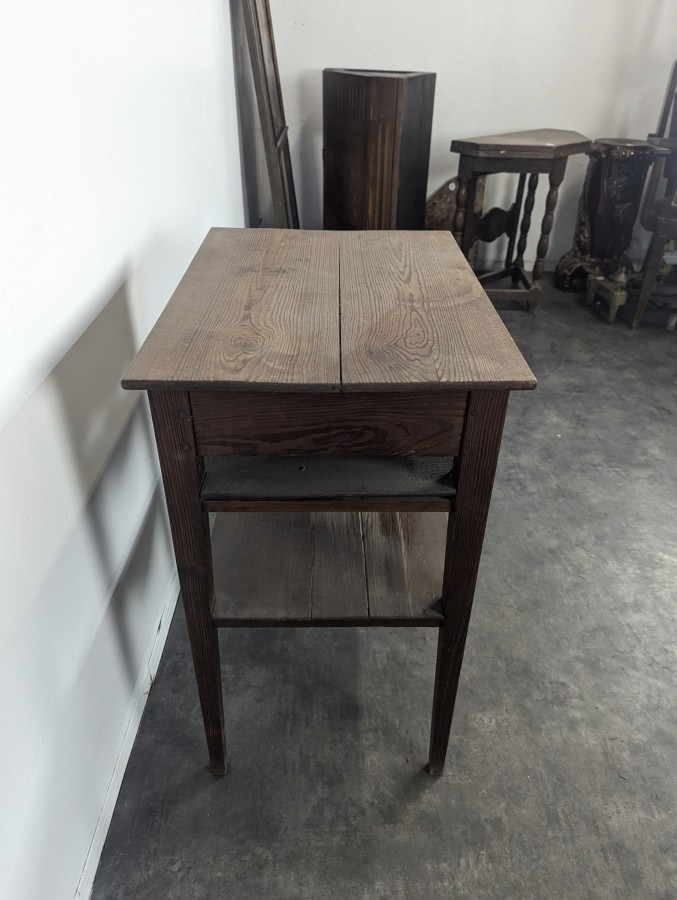 Table de chevet à tiroir et tablette en bois teinté