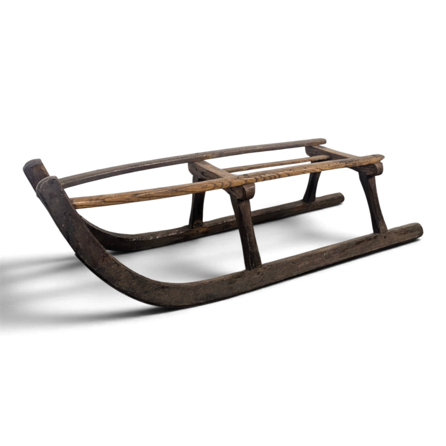 Luge ancienne en bois et patins cerclés de fer