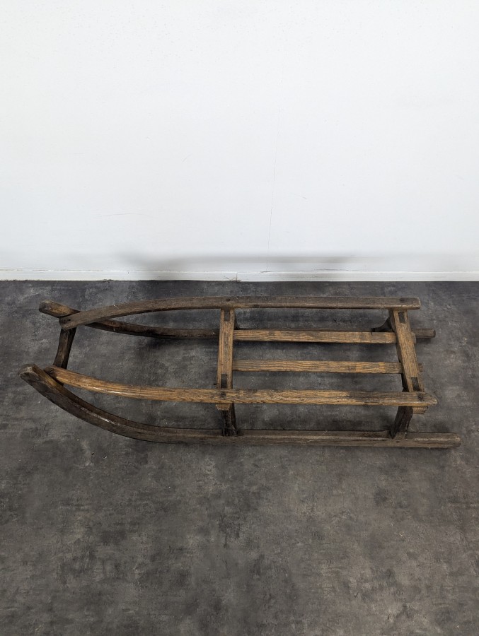 Luge ancienne en bois et patins cerclés de fer