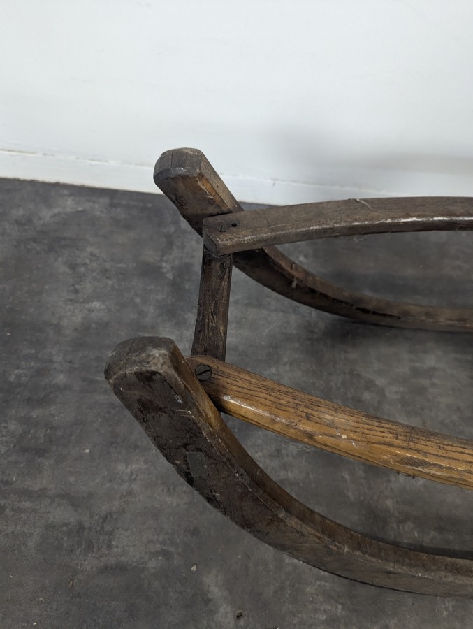 Luge ancienne en bois et patins cerclés de fer