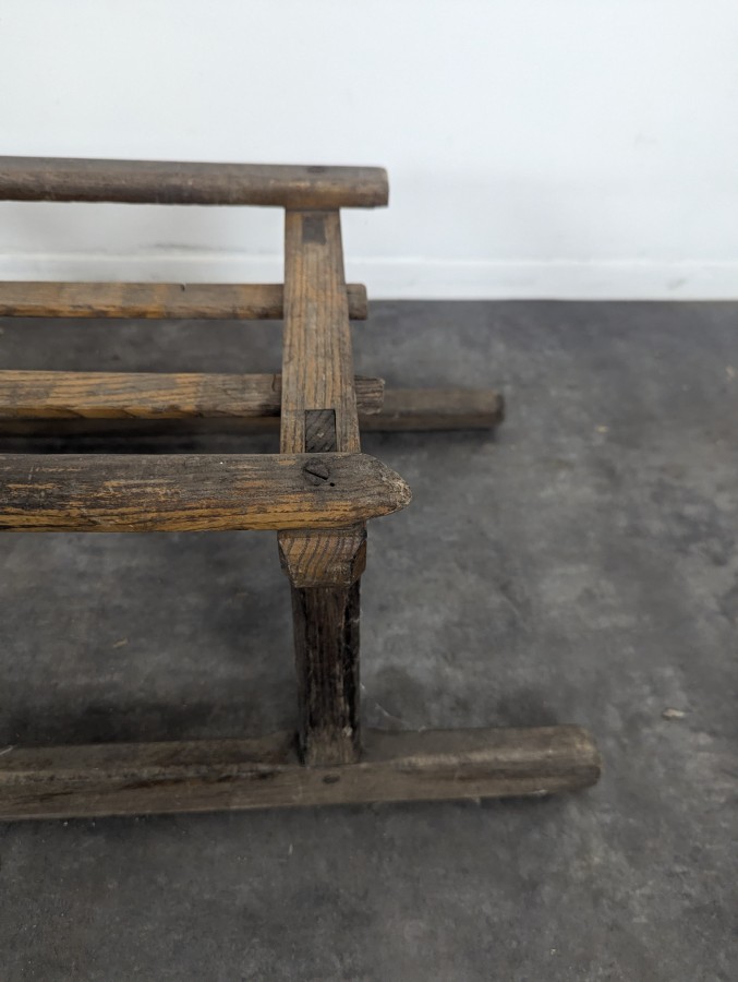 Luge ancienne en bois et patins cerclés de fer