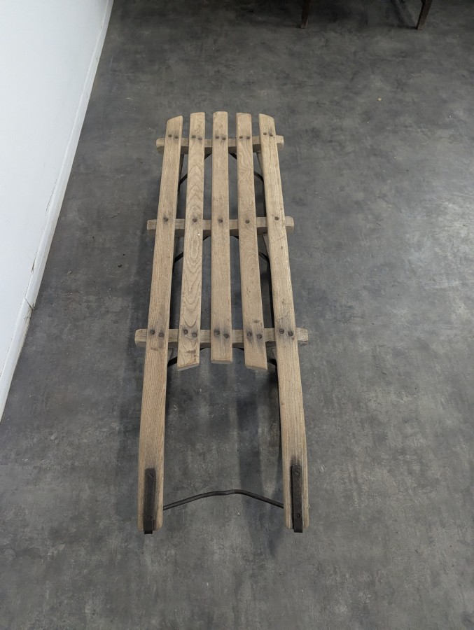 Grande luge ancienne en bois à lattes