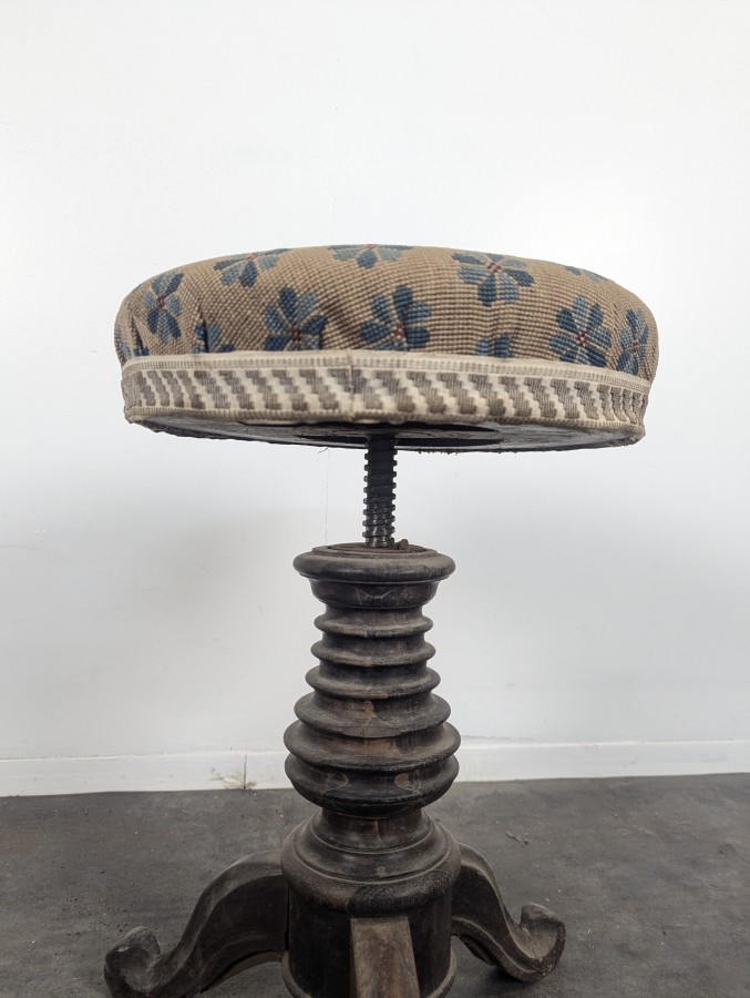 Tabouret de piano à vis en bois tourné