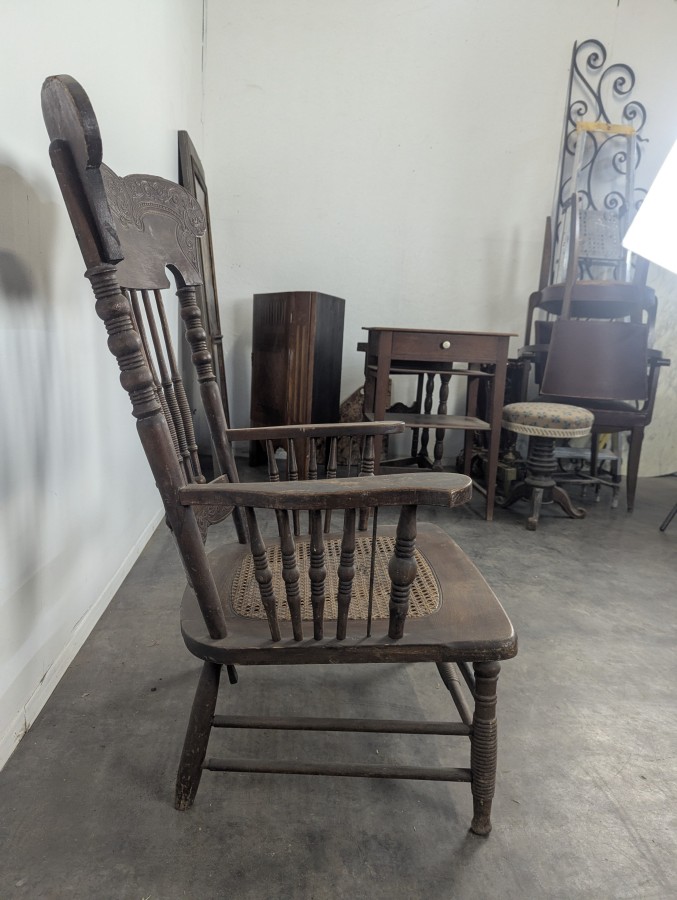 Fauteuil américain à barreaux et assise cannée