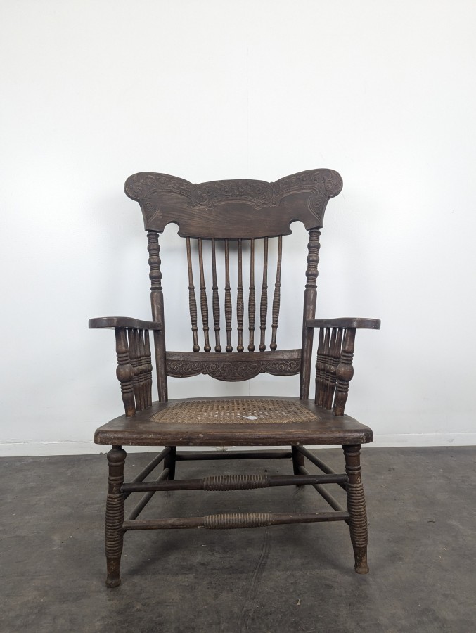 Fauteuil américain à barreaux et assise cannée