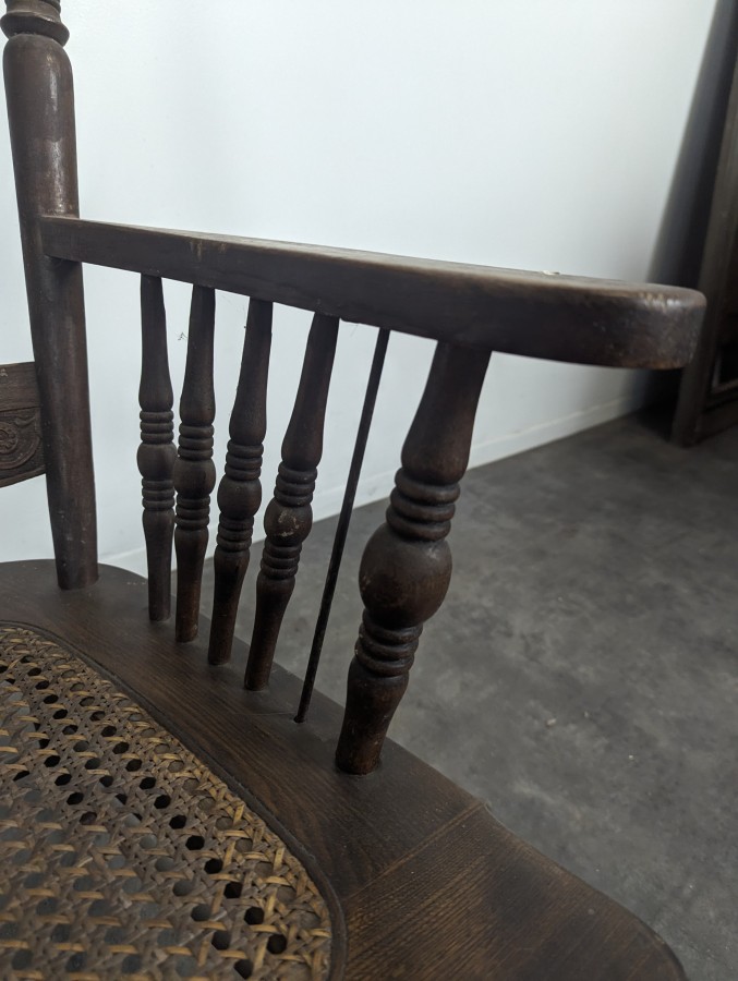 Fauteuil américain à barreaux et assise cannée