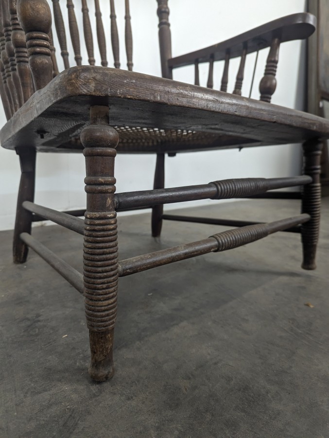Fauteuil américain à barreaux et assise cannée
