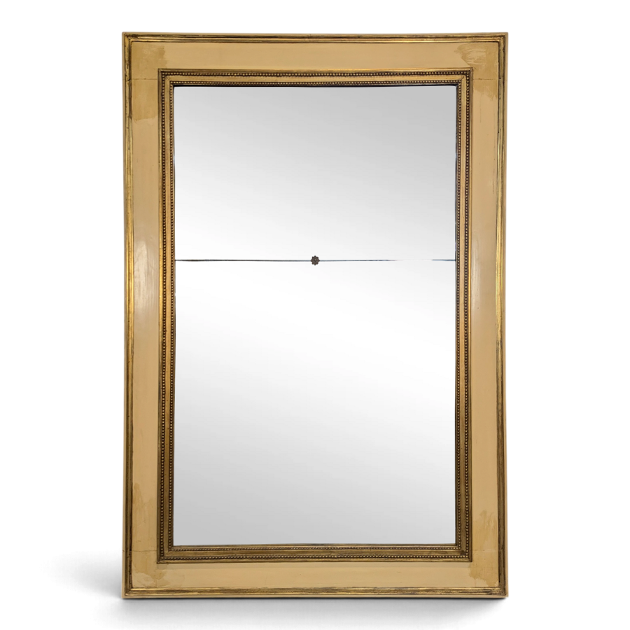 Miroir de style Louis XVI en bois laqué crème et doré à rang de perles