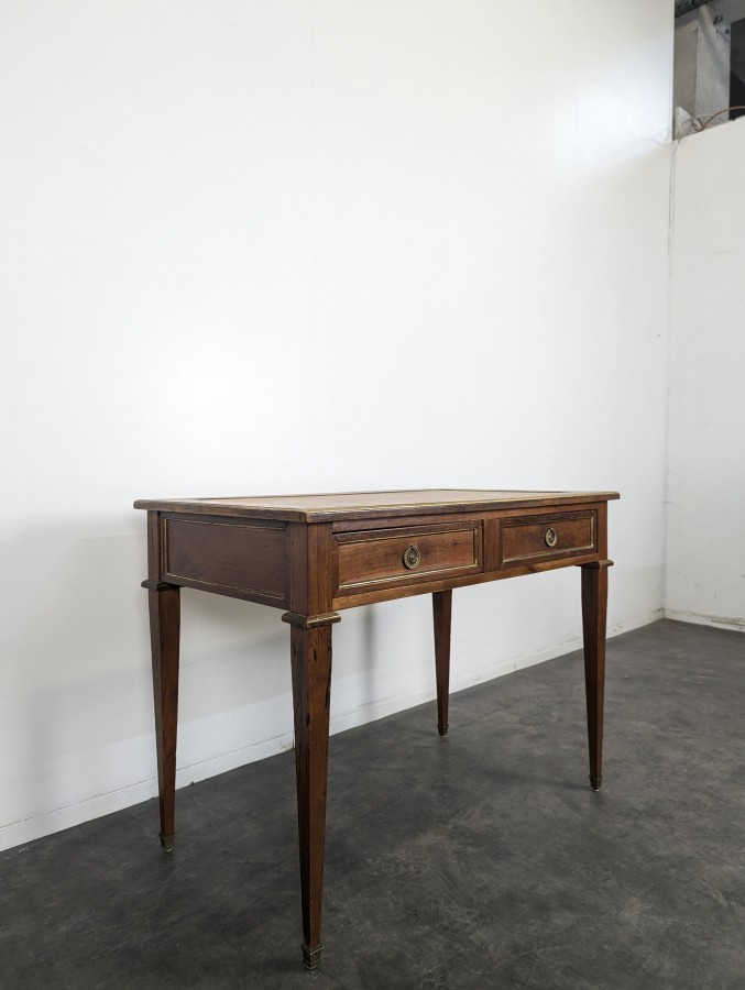 Bureau plat de style Louis XVI en merisier et cuir