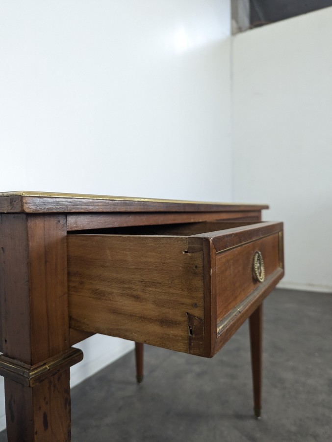 Bureau plat de style Louis XVI en merisier et cuir