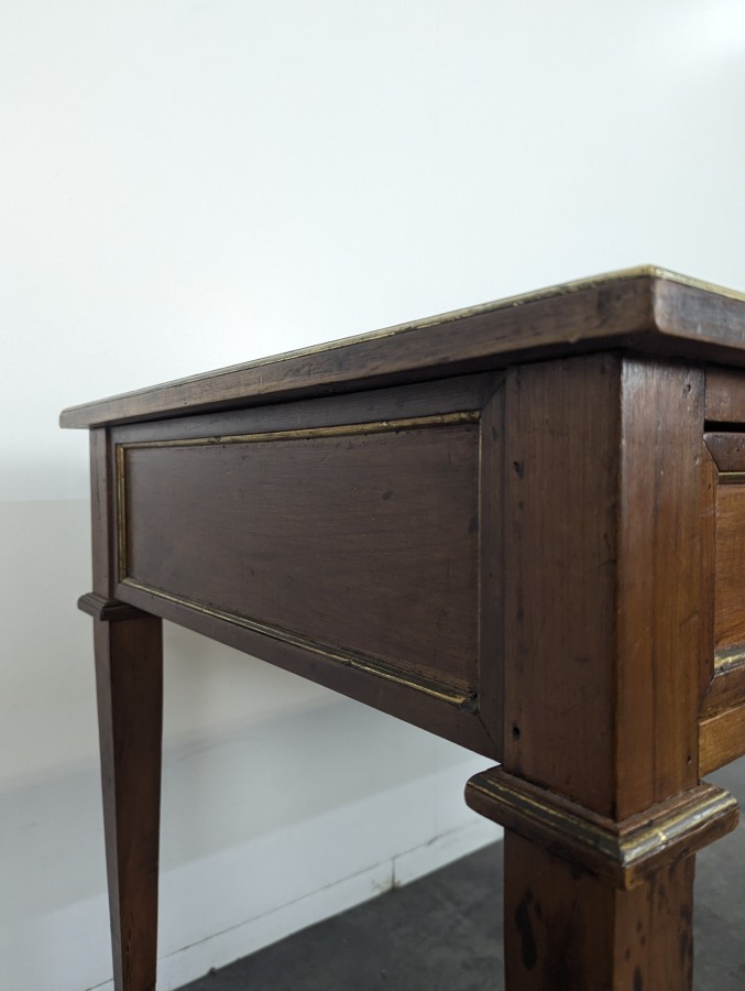 Bureau plat de style Louis XVI en merisier et cuir