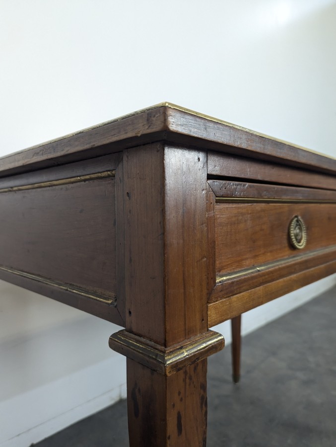 Bureau plat de style Louis XVI en merisier et cuir