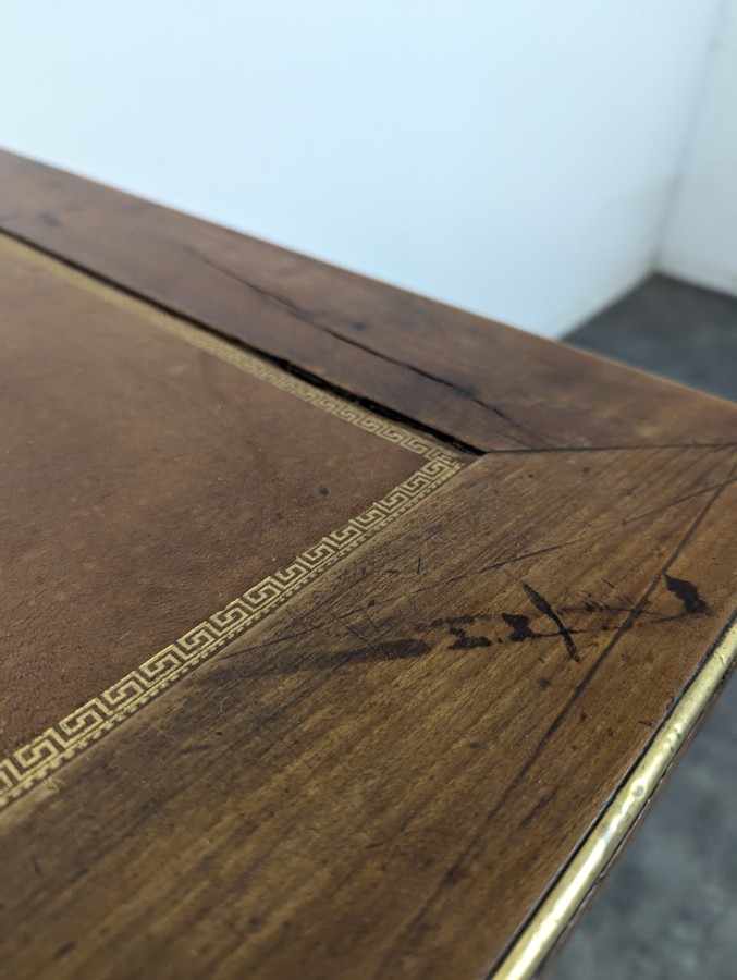 Bureau plat de style Louis XVI en merisier et cuir