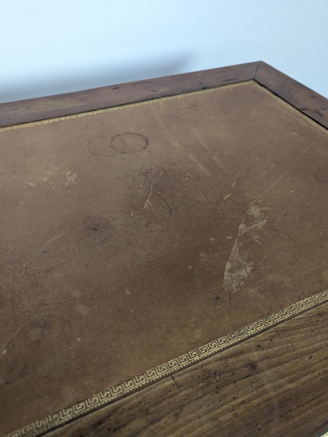 Bureau plat de style Louis XVI en merisier et cuir