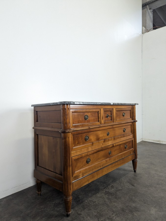 Commode de style Louis XVI en merisier à dessus de marbre