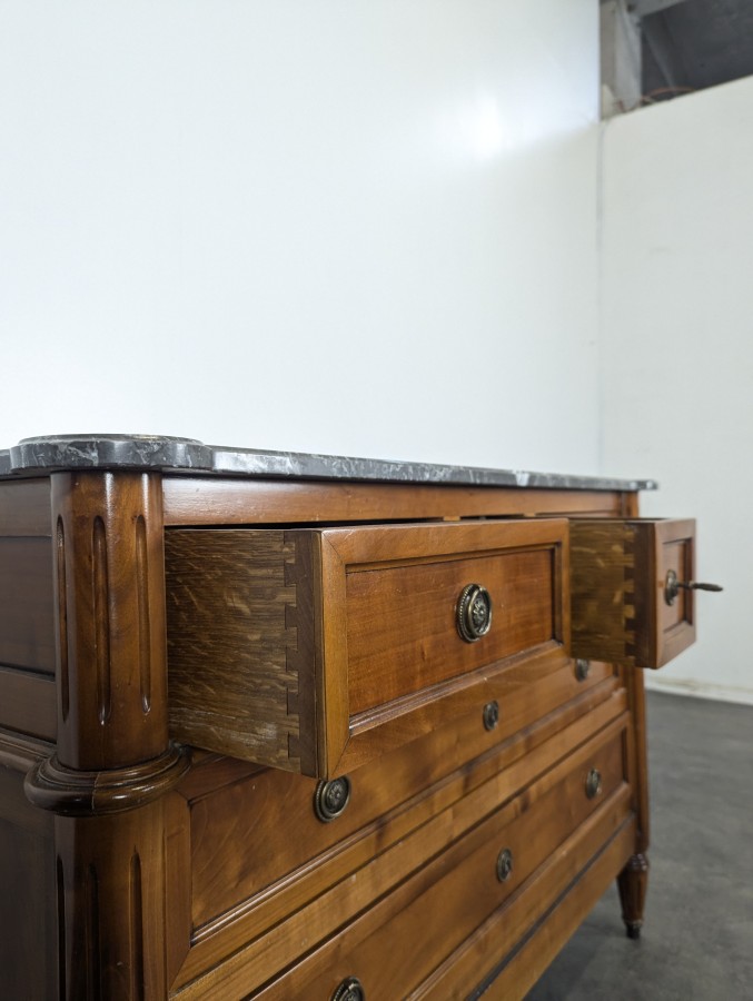 Commode de style Louis XVI en merisier à dessus de marbre