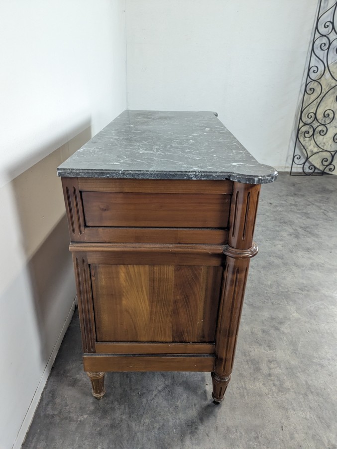Commode de style Louis XVI en merisier à dessus de marbre