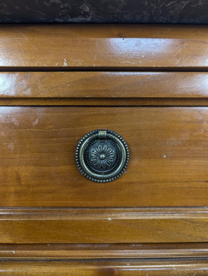 Commode de style Louis XVI en merisier à dessus de marbre