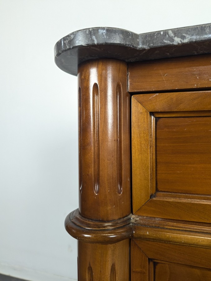 Commode de style Louis XVI en merisier à dessus de marbre