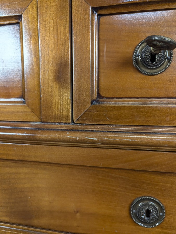 Commode de style Louis XVI en merisier à dessus de marbre