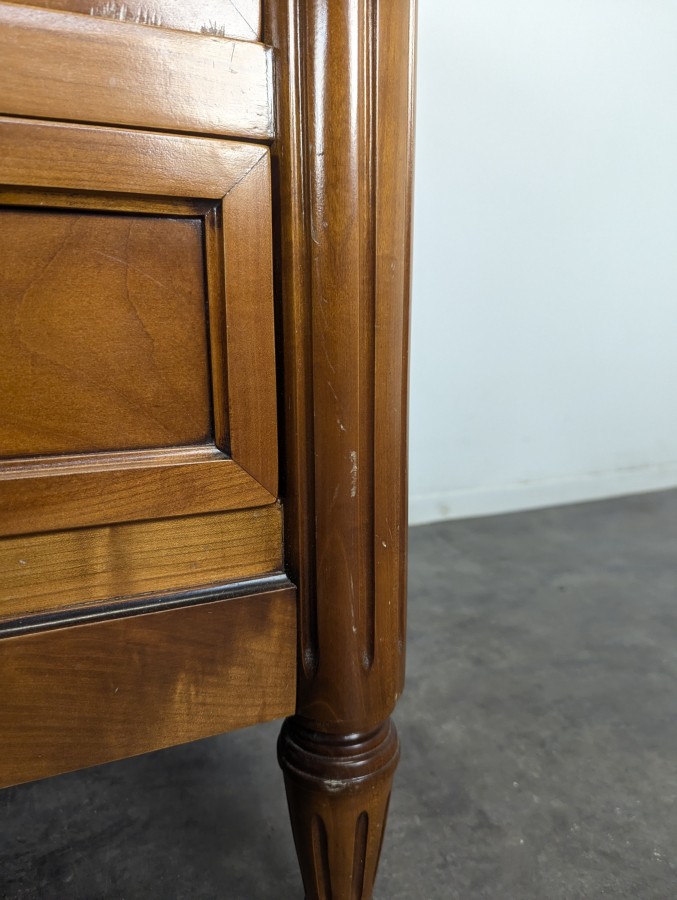Commode de style Louis XVI en merisier à dessus de marbre