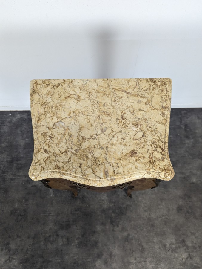 Table de chevet de style Louis XV en marqueterie à dessus de marbre