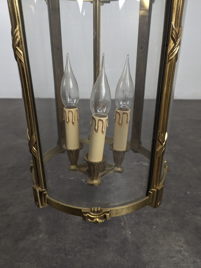 Lanterne de style Louis XVI en bronze à trois lumières