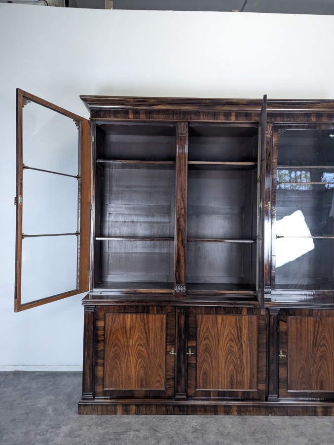 Grande bibliothèque anglaise en bois exotique à trois portes vitrées