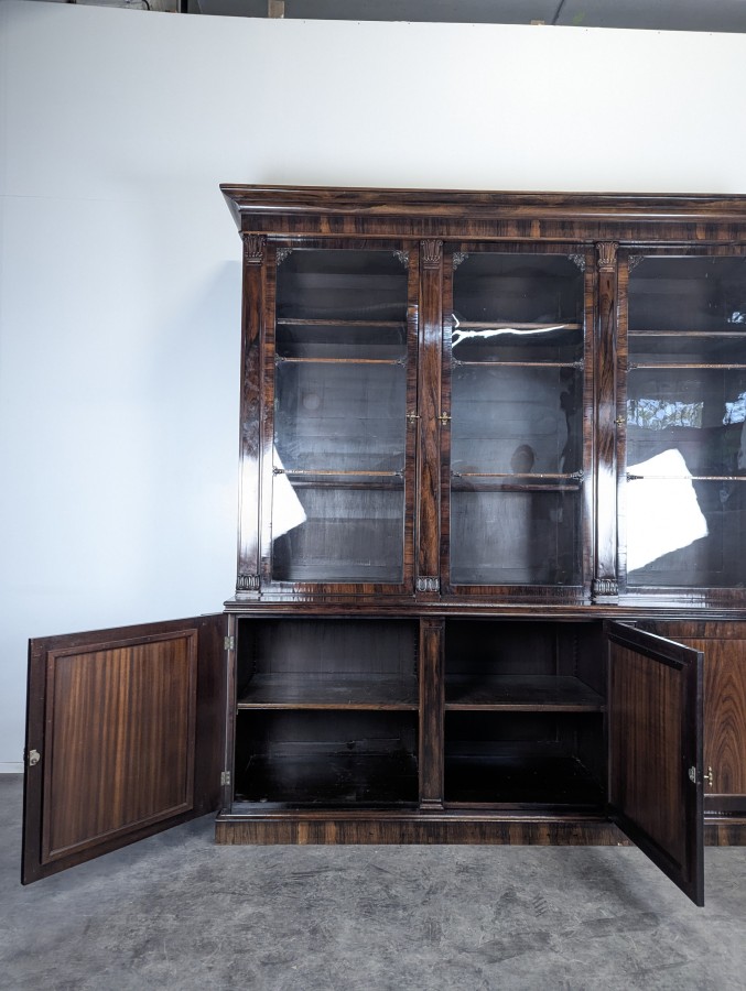 Grande bibliothèque anglaise en bois exotique à trois portes vitrées