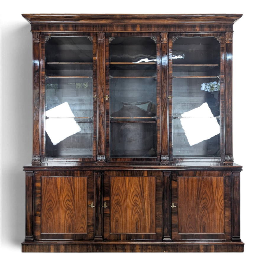 Grande bibliothèque anglaise en bois exotique à trois portes vitrées