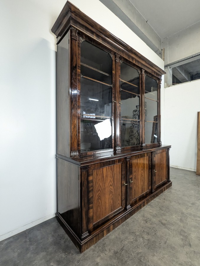 Grande bibliothèque anglaise en bois exotique à trois portes vitrées