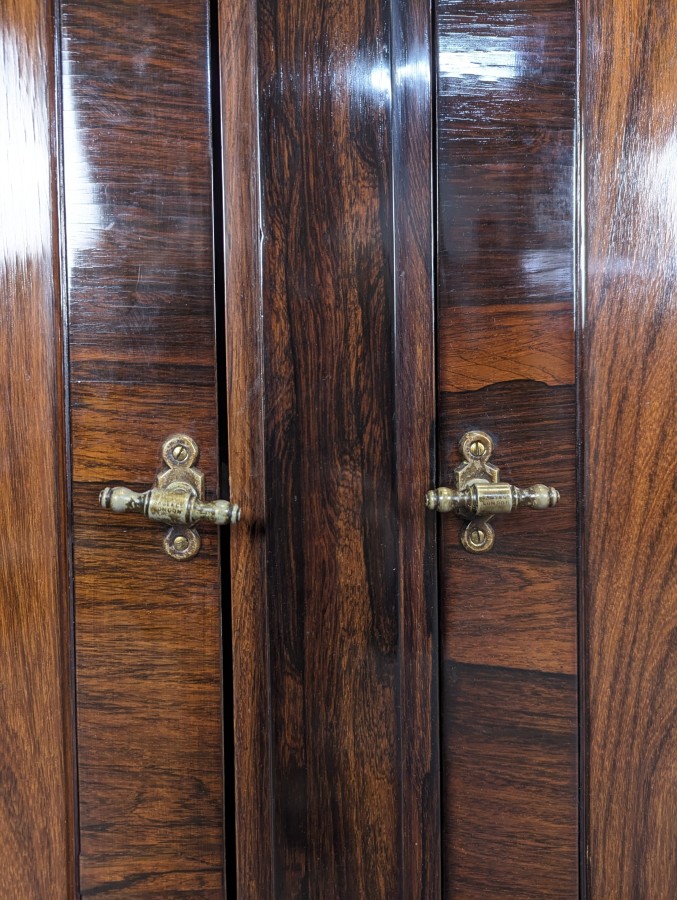 Grande bibliothèque anglaise en bois exotique à trois portes vitrées