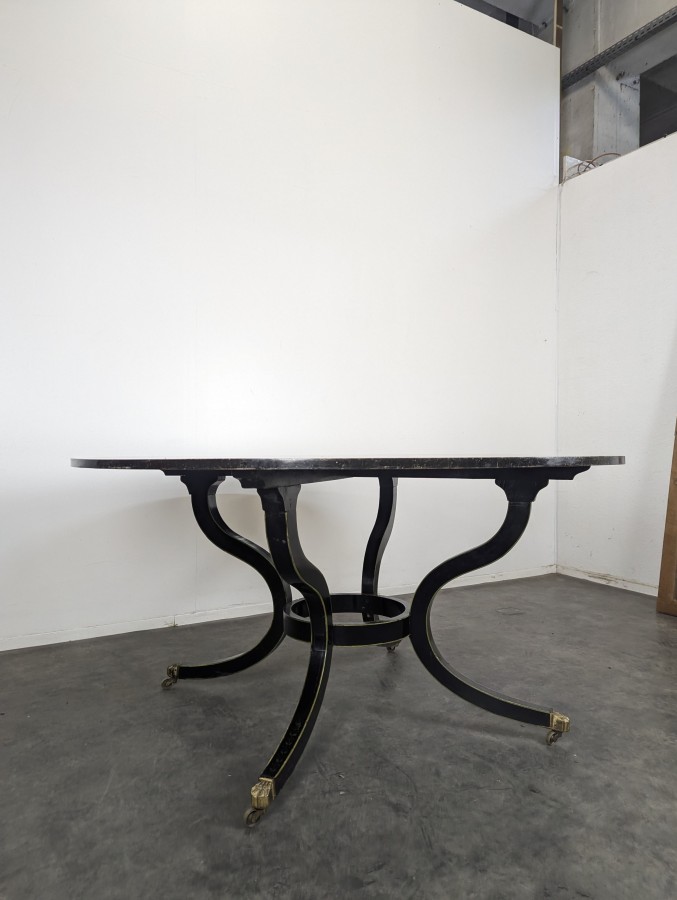 Table de salle à manger ronde de style Regency laquée noire