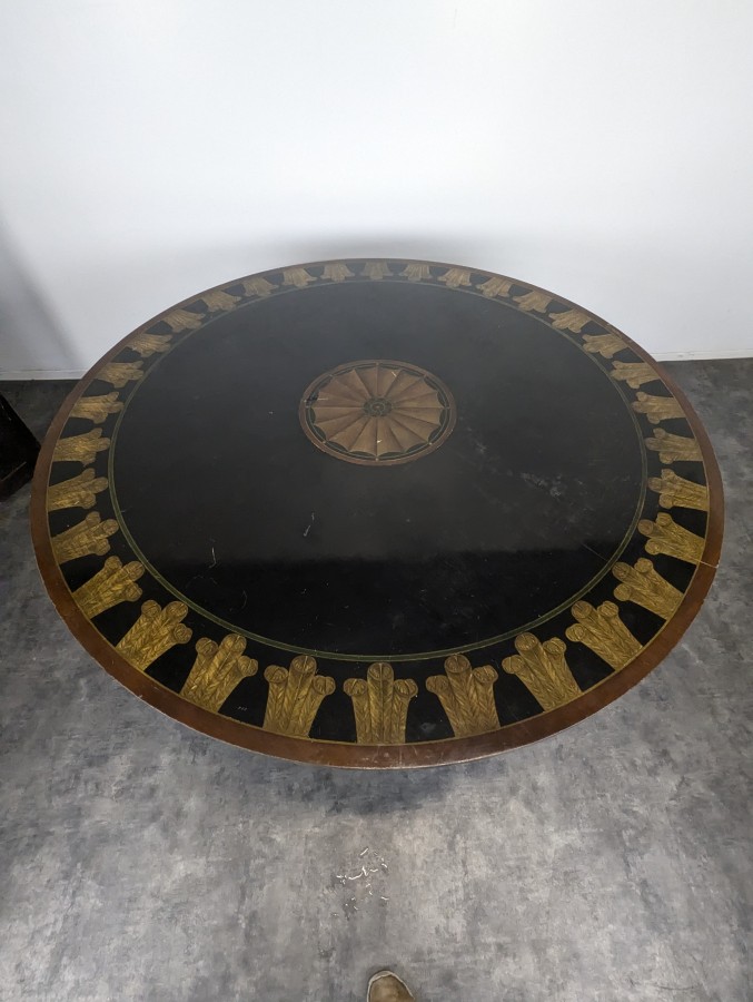 Table de salle à manger ronde de style Regency laquée noire