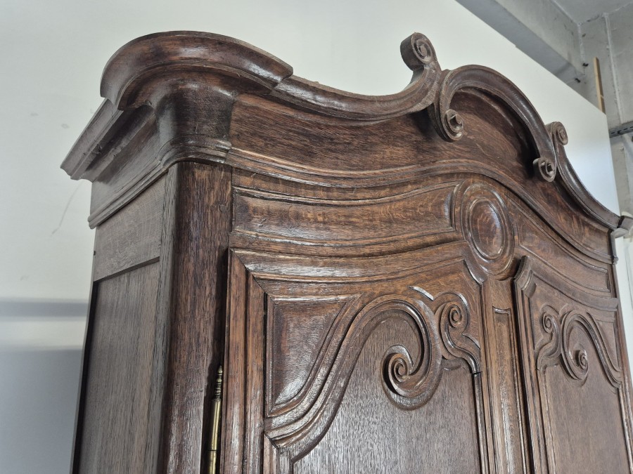 Buffet deux corps de style Louis XV en chêne sculpté