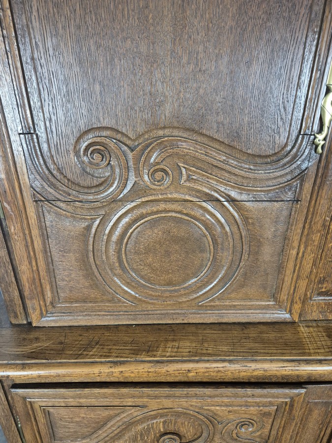 Buffet deux corps de style Louis XV en chêne sculpté