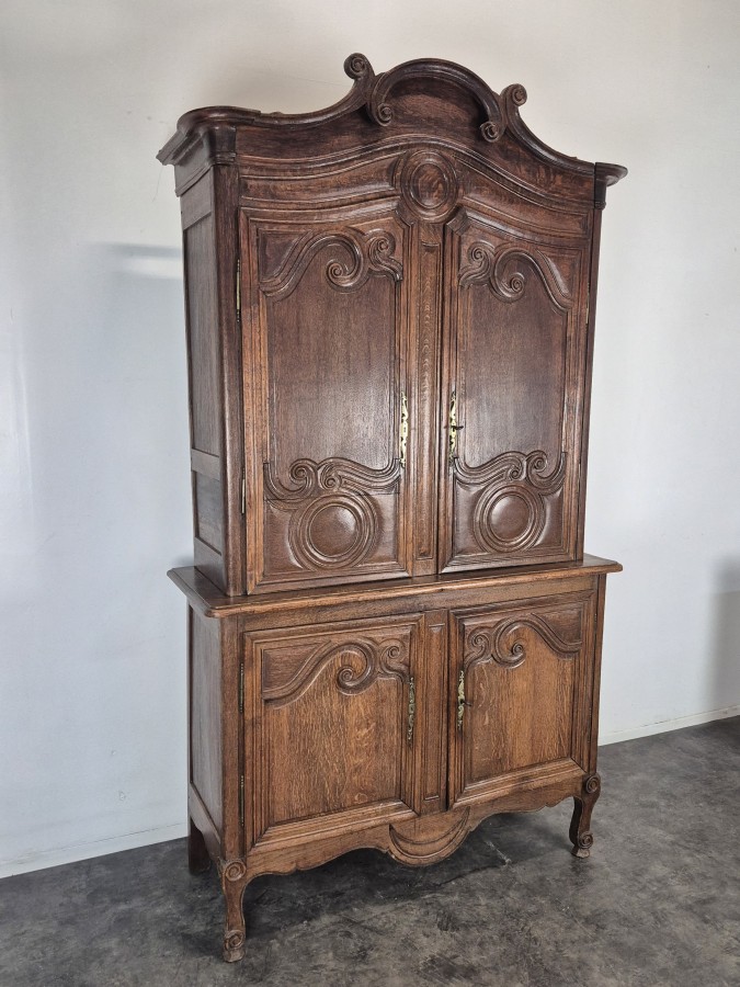 Buffet deux corps de style Louis XV en chêne sculpté