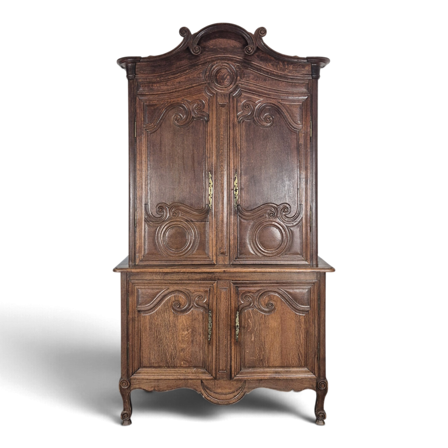 Buffet deux corps de style Louis XV en chêne sculpté