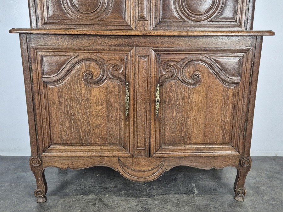 Buffet deux corps de style Louis XV en chêne sculpté