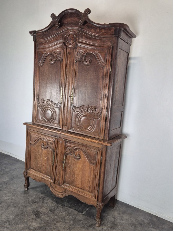 Buffet deux corps de style Louis XV en chêne sculpté
