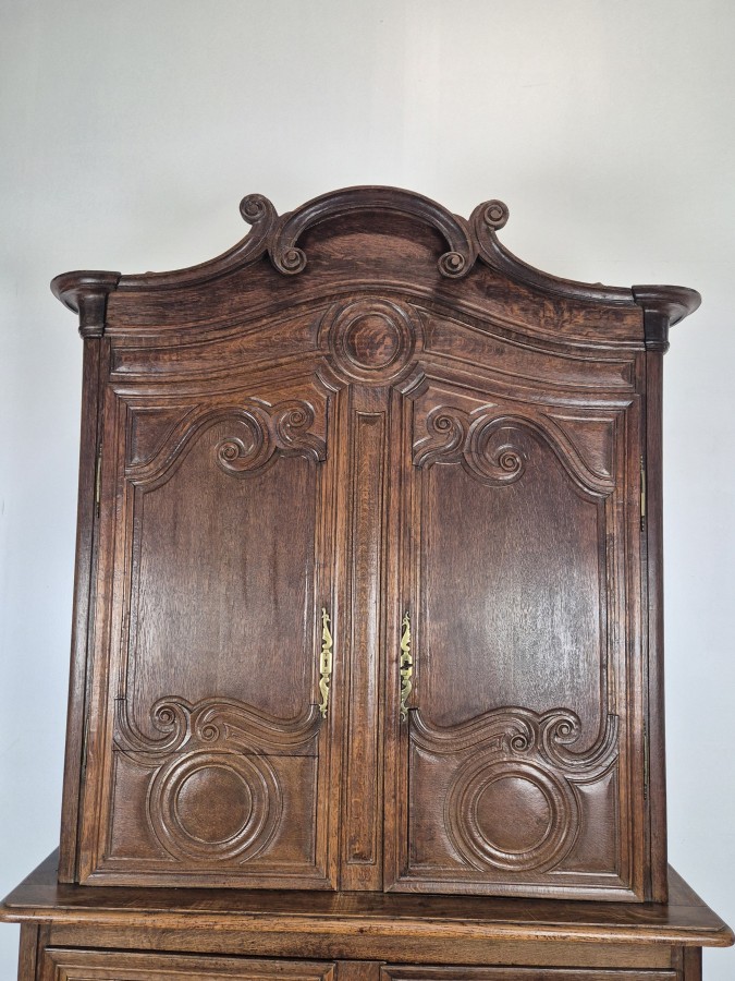Buffet deux corps de style Louis XV en chêne sculpté