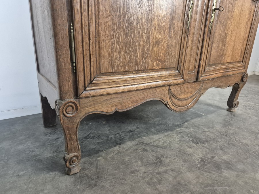 Buffet deux corps de style Louis XV en chêne sculpté