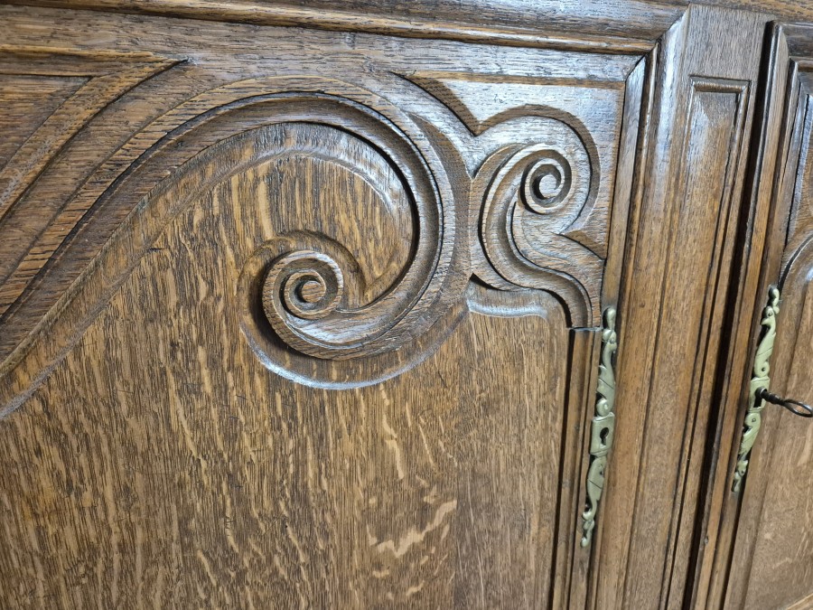 Buffet deux corps de style Louis XV en chêne sculpté