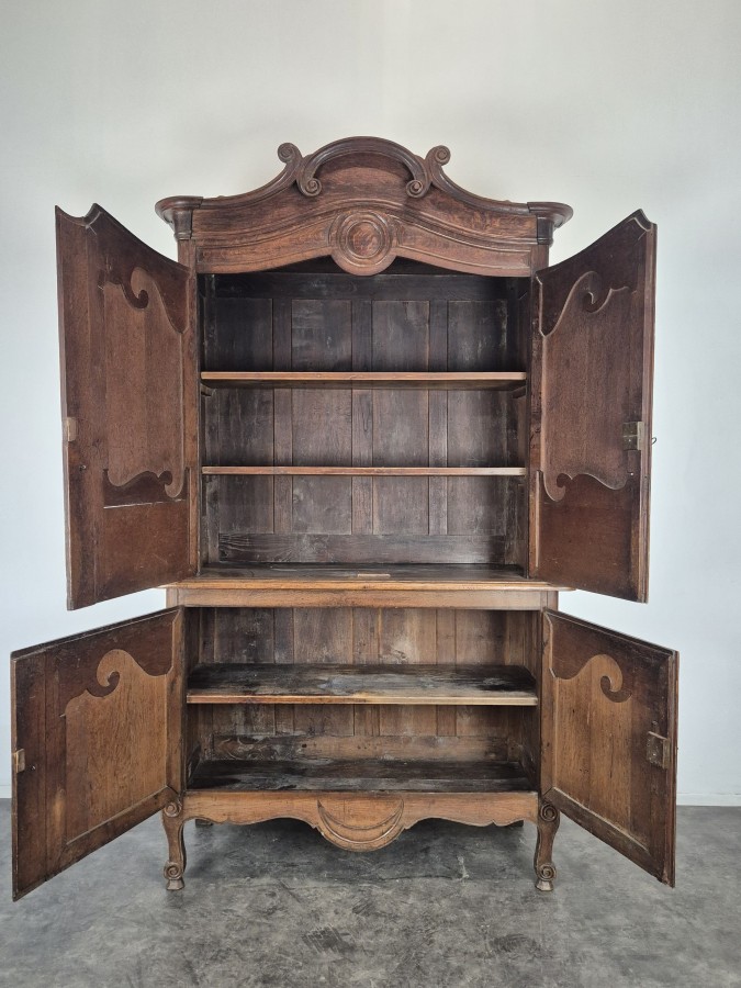 Buffet deux corps de style Louis XV en chêne sculpté