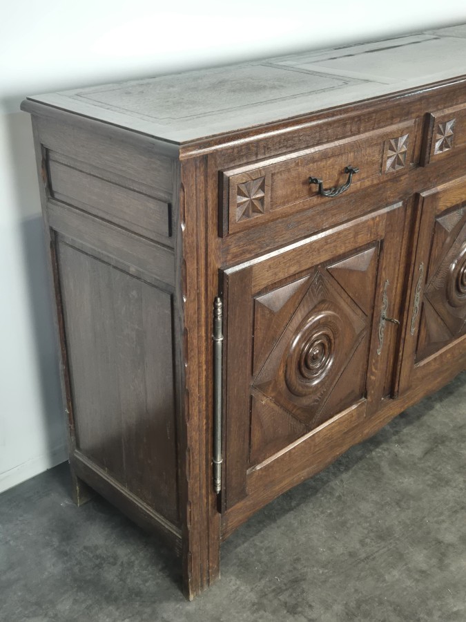 Buffet bas à trois portes en chêne à pointes de diamant