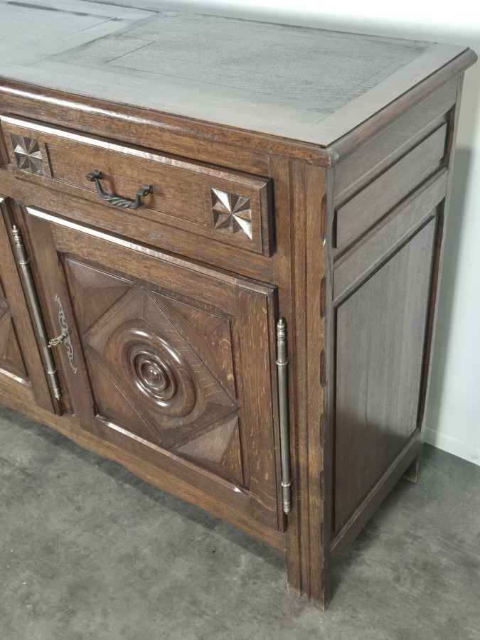 Buffet bas à trois portes en chêne à pointes de diamant