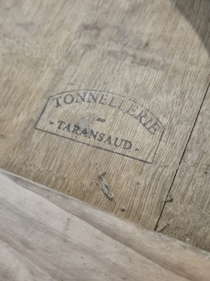Tonneau ancien en chêne Tonnellerie Taransaud avec robinet