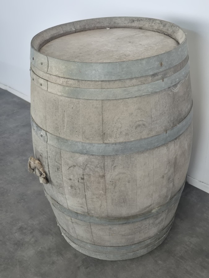 Tonneau ancien en chêne Tonnellerie Taransaud avec robinet